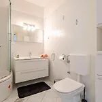 Spacious Terrace With Private Parking Apartman