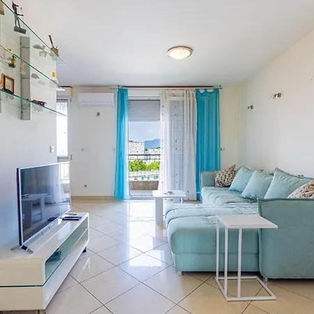 Spacious Terrace With Private Parking ספליט