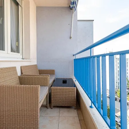 Апартаменты Spacious Terrace With Private Parking