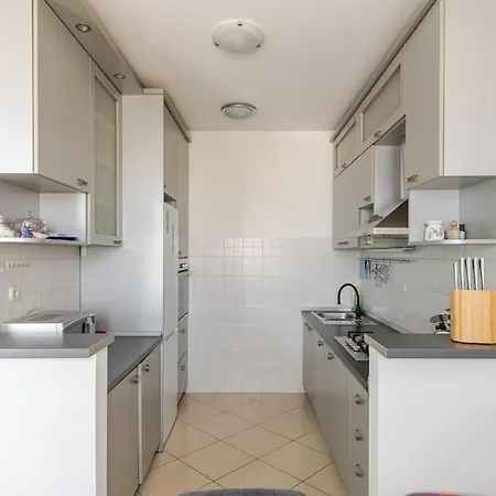 Spacious Terrace With Private Parking スプリト